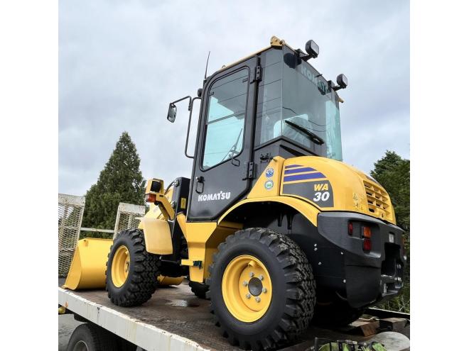 ホイールローダ2023年製　KOMATSU WA30-6E0　超低アワー（5.6） 4WD