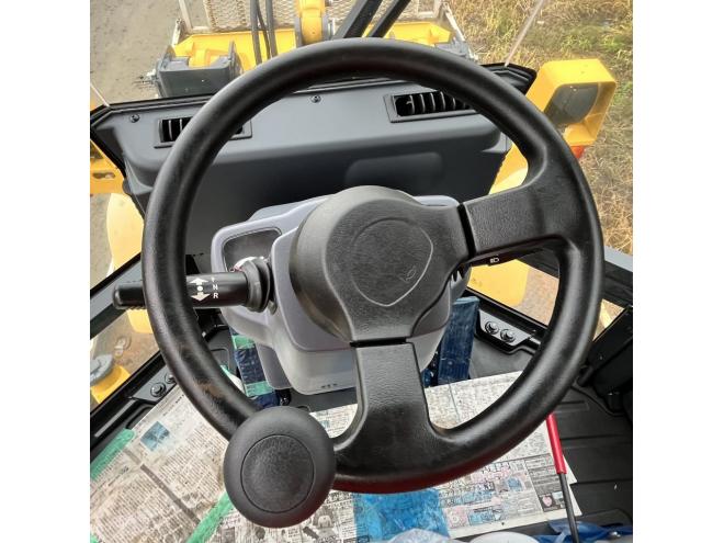 ホイールローダ2023年製　KOMATSU WA30-6E0　超低アワー（5.6） 4WD
