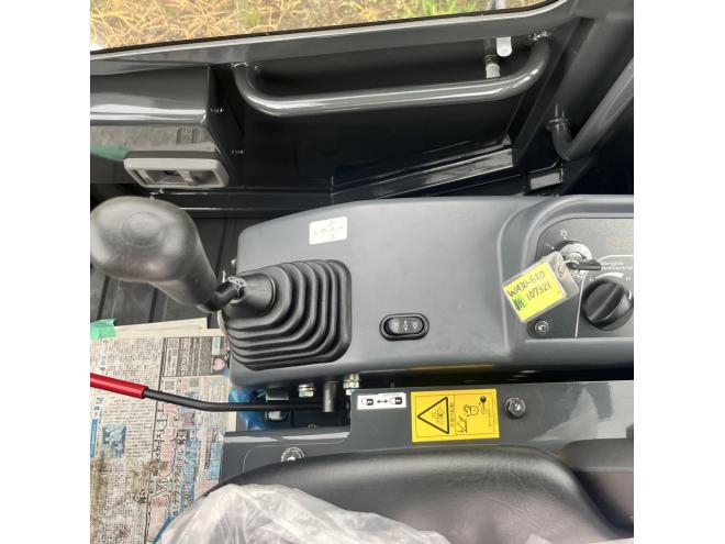 ホイールローダ2023年製　KOMATSU WA30-6E0　超低アワー（5.6） 4WD