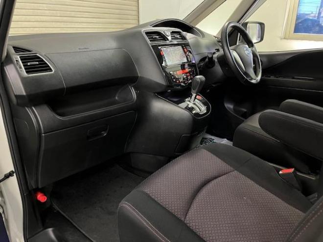 セレナハイウェイスター　Ｖセレクション　本州仕入　寒冷地仕様　禁煙車　ＷＡＫＯＳバリアスコーティング済　純正１６インチＡＷ　社外１５ＡＷ＋スタッドレスタイヤ付　両側パワースライドドア　純正ナビ（フルセグ地デジ　ＤＶＤ再生　Ｂｌｕｅｔｏｏｔｈオーディオ）＋バックカメラ　クルーズコントロール　アイドリングストップ　横滑り防止装置　ＨＩＤ　ＥＴＣ 　タイミングチェーン 4WD 2000 5Dr
