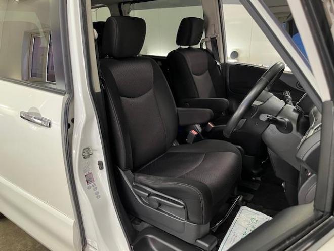 セレナハイウェイスター　Ｖセレクション　本州仕入　寒冷地仕様　禁煙車　ＷＡＫＯＳバリアスコーティング済　純正１６インチＡＷ　社外１５ＡＷ＋スタッドレスタイヤ付　両側パワースライドドア　純正ナビ（フルセグ地デジ　ＤＶＤ再生　Ｂｌｕｅｔｏｏｔｈオーディオ）＋バックカメラ　クルーズコントロール　アイドリングストップ　横滑り防止装置　ＨＩＤ　ＥＴＣ 　タイミングチェーン 4WD 2000 5Dr