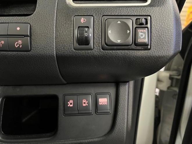セレナハイウェイスター　Ｖセレクション　本州仕入　寒冷地仕様　禁煙車　ＷＡＫＯＳバリアスコーティング済　純正１６インチＡＷ　社外１５ＡＷ＋スタッドレスタイヤ付　両側パワースライドドア　純正ナビ（フルセグ地デジ　ＤＶＤ再生　Ｂｌｕｅｔｏｏｔｈオーディオ）＋バックカメラ　クルーズコントロール　アイドリングストップ　横滑り防止装置　ＨＩＤ　ＥＴＣ 　タイミングチェーン 4WD 2000 5Dr