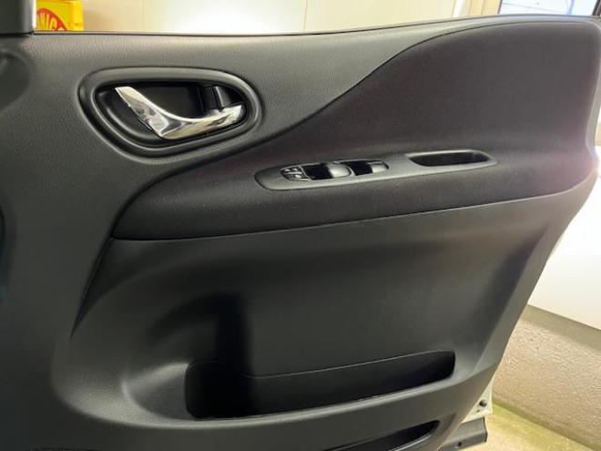 セレナハイウェイスター　Ｖセレクション　本州仕入　寒冷地仕様　禁煙車　ＷＡＫＯＳバリアスコーティング済　純正１６インチＡＷ　社外１５ＡＷ＋スタッドレスタイヤ付　両側パワースライドドア　純正ナビ（フルセグ地デジ　ＤＶＤ再生　Ｂｌｕｅｔｏｏｔｈオーディオ）＋バックカメラ　クルーズコントロール　アイドリングストップ　横滑り防止装置　ＨＩＤ　ＥＴＣ 　タイミングチェーン 4WD 2000 5Dr