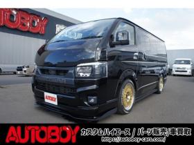 レジアスエース　2.8 スーパーGL ダークプライム ロングボディ ディーゼルターボ 4WD　415COBRAカスタム車両　ファントムヘッドライトシステム&ファントムゴールド18インチホイール&フェイスリフトキット&フルエアロ&フローティングリップ&ローフォルムフェンダー　玄武2インチダウンブロック 2800