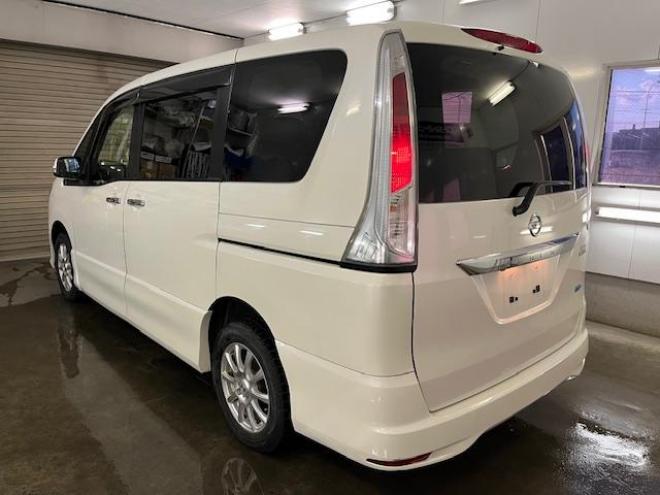 セレナハイウェイスター　Ｖセレクション　本州仕入　禁煙車　ＷＡＫＯＳバリアスコーティング済　社外１５インチＡＷ　社外１５ＡＷ＋スタッドレスタイヤ付　両側パワースライドドア　純正ナビ（フルセグ地デジ　ＤＶＤ再生　Ｂｌｕｅｔｏｏｔｈオーディオ）＋バックカメラ　アイドリングストップ　横滑り防止装置　ＨＩＤ　ＥＴＣ 　タイミングチェーン 4WD 2000 5Dr