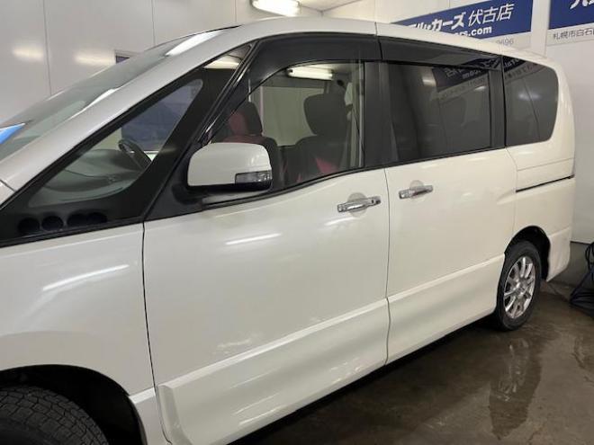 セレナハイウェイスター　Ｖセレクション　本州仕入　禁煙車　ＷＡＫＯＳバリアスコーティング済　社外１５インチＡＷ　社外１５ＡＷ＋スタッドレスタイヤ付　両側パワースライドドア　純正ナビ（フルセグ地デジ　ＤＶＤ再生　Ｂｌｕｅｔｏｏｔｈオーディオ）＋バックカメラ　アイドリングストップ　横滑り防止装置　ＨＩＤ　ＥＴＣ 　タイミングチェーン 4WD 2000 5Dr