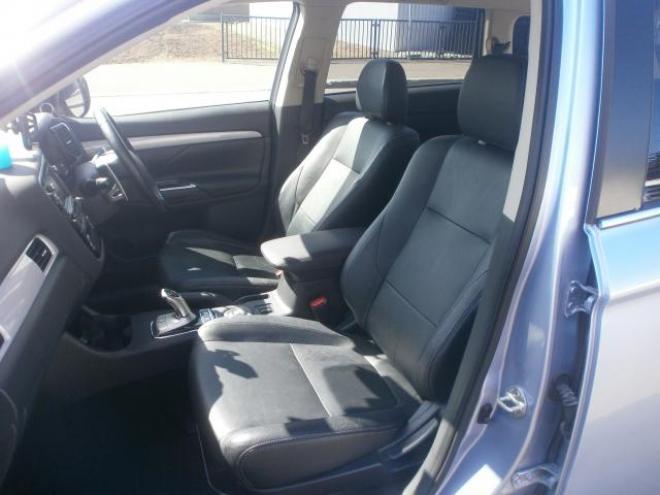 アウトランダーPHEVPHEV Gプレミアムパッケージ　４WD 2000 5Dr