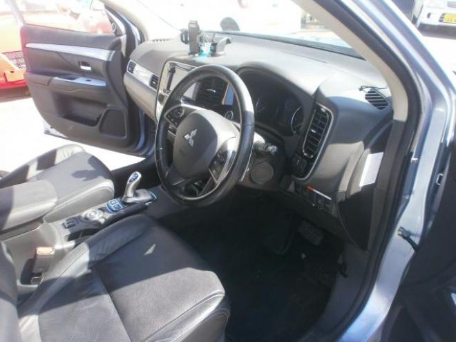アウトランダーPHEVPHEV Gプレミアムパッケージ　４WD 2000 5Dr
