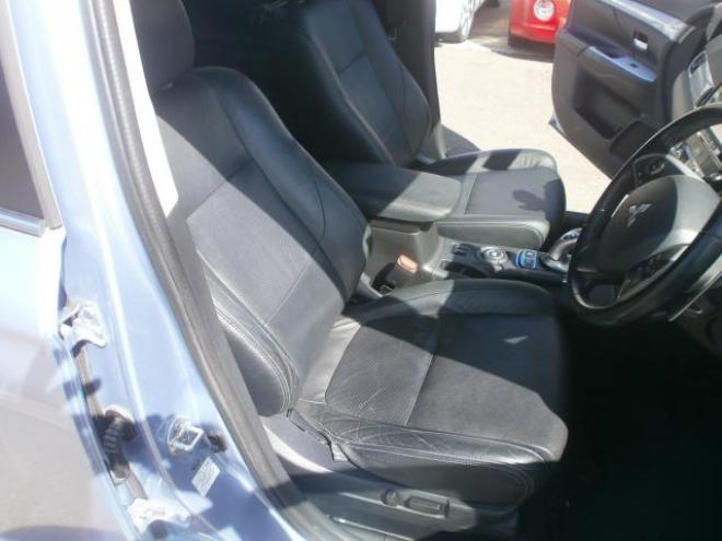 アウトランダーPHEVPHEV Gプレミアムパッケージ　４WD 2000 5Dr