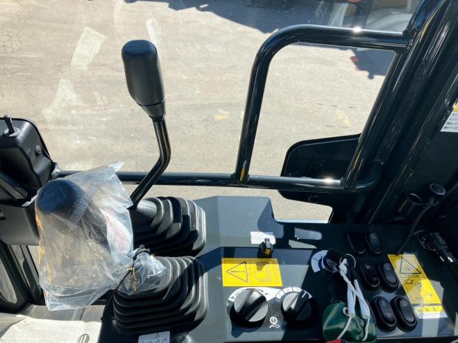 ホイールローダ未使用　コマツ　WA80-8　マルチプラウ仕様　建機