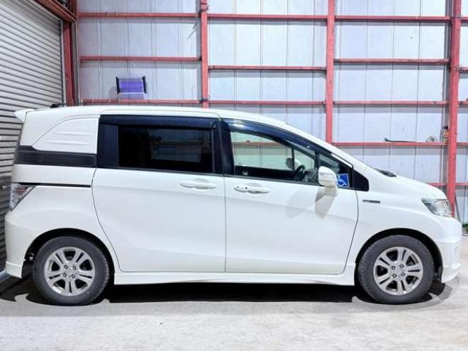 フリードスパイクハイブリッド1.5 ジャストセレクション　下廻防錆TVナビBカメETC 2WD 1500
