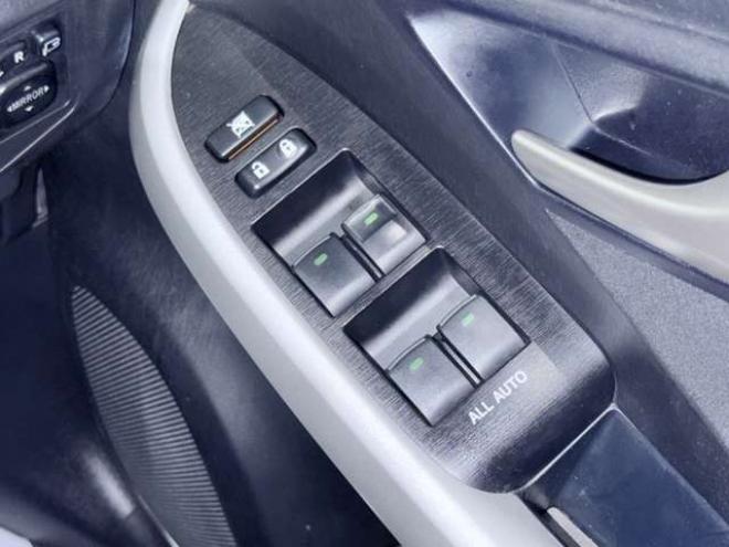 プリウス1.8 S　下廻防錆ナビBカメETC 2WD 1800