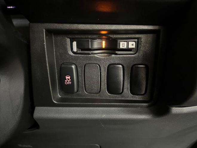 デリカＤ：５　Ｇパワーパッケージ　寒冷地仕様　ＷＥＤＳアドベンチャー１６インチＡＷ＋ＴＯＹＯオープンカントリーホワイトレター　純正１８ＡＷ＋スタッドレスタイヤ付　新品ＪＡＯＳブラックマッドガード　クラッツィオブラックシートカバー　両側パワースライドドア　ストラーダナビ（フルセグ地デジ　ＤＶＤ再生　Ｂｌｕｅｔｏｏｔｈ）＋バックカメラ　リアスポイラー　クルーズコントロール　スマートキー　パドルシフト　横滑り防止装置　盗難防止装置　リアヒーター　ＨＩＤ　ＥＴＣ 4WD 2400 5Dr