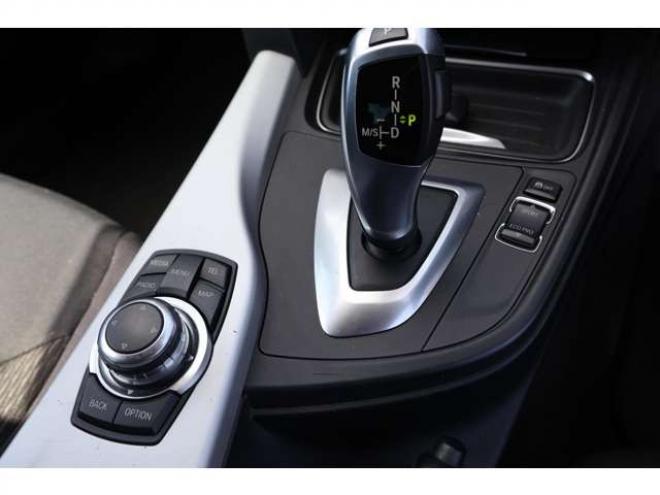 BMW3シリーズ 320i　検R8/5　バックカメラ　自社　ローンカノウ 正規輸入車 2WD 2000