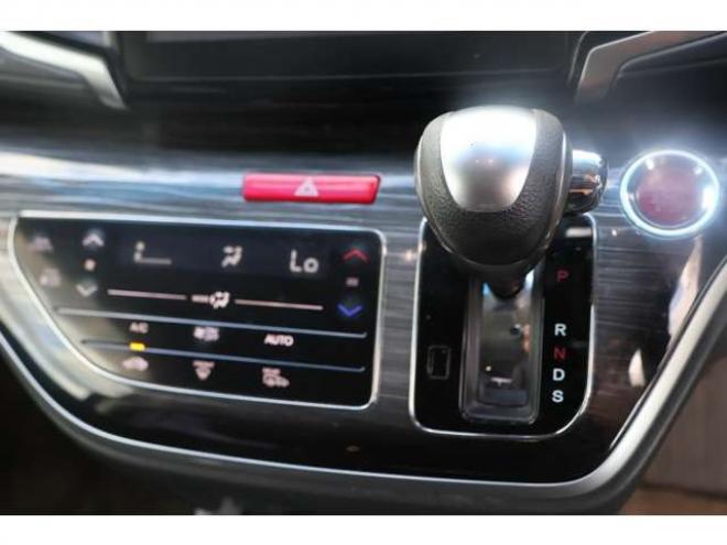 オデッセイ2.4 アブソルート 4WD　検R8/12　両側電動スライドドア　フルセグ　ハーフレザーシート　LEDヘッドランプ　バックカメラ 2400