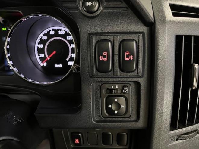 デリカＤ：５　Ｇパワーパッケージ　本州仕入　ワンオーナー　禁煙車　寒冷地仕様　社外１６インチＡＷ＋ＴＯＹＯホワイトレター　純正１８ＡＷ＋スタッドレスタイヤ付　新品ＪＡＯＳブラックマッドガード　両側パワースライドドア　純正ＨＤＤナビ（地デジ　ＤＶＤ再生　Ｂｌｕｅｔｏｏｔｈ）＋バックカメラ　フロント＆サイドカメラ　純正リアフリップダウンモニター　クルーズコントロール　両席シートヒーター　パワーシート　スマートキー　パドルシフト　横滑り防止装置　盗難防止装置　リアヒーター 4WD 2400 5Dr