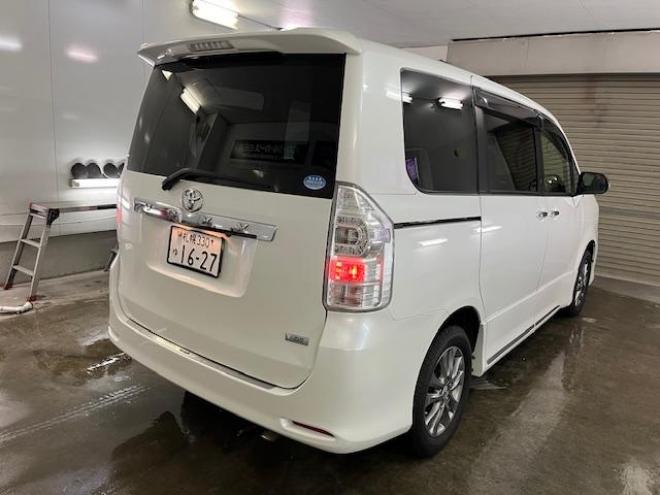 ヴォクシーＺＳ　キラメキⅡ　ワンオーナー　寒冷地仕様　禁煙車　ＷＡＫＯＳバリアスコーティング済　純正１６インチＡＷ　社外１６ＡＷ＋スタッドレスタイヤ付　両側パワースライドドア　純正ナビ（フルセグ地デジ　ＤＶＤ再生　Ｂｌｕｅｔｏｏｔｈ）＋バックカメラ　ドライブレコーダー　エンジンスターター　ＰＵＳＨスタート　スマートキー　パドルシフト　ＨＩＤヘッドライト　タイミングチェーン　ＥＴＣ 4WD 2000 5Dr