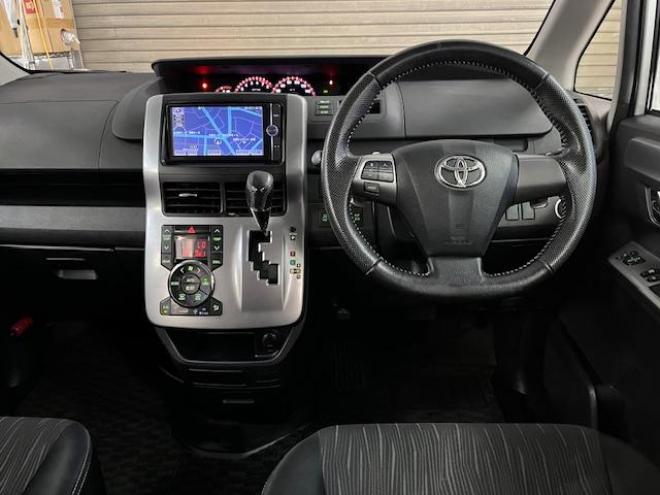 ヴォクシーＺＳ　キラメキⅡ　ワンオーナー　寒冷地仕様　禁煙車　ＷＡＫＯＳバリアスコーティング済　純正１６インチＡＷ　社外１６ＡＷ＋スタッドレスタイヤ付　両側パワースライドドア　純正ナビ（フルセグ地デジ　ＤＶＤ再生　Ｂｌｕｅｔｏｏｔｈ）＋バックカメラ　ドライブレコーダー　エンジンスターター　ＰＵＳＨスタート　スマートキー　パドルシフト　ＨＩＤヘッドライト　タイミングチェーン　ＥＴＣ 4WD 2000 5Dr