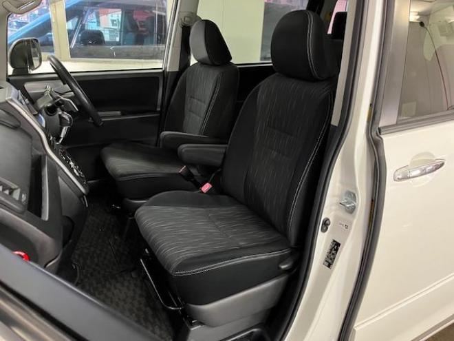 ヴォクシーＺＳ　キラメキⅡ　ワンオーナー　寒冷地仕様　禁煙車　ＷＡＫＯＳバリアスコーティング済　純正１６インチＡＷ　社外１６ＡＷ＋スタッドレスタイヤ付　両側パワースライドドア　純正ナビ（フルセグ地デジ　ＤＶＤ再生　Ｂｌｕｅｔｏｏｔｈ）＋バックカメラ　ドライブレコーダー　エンジンスターター　ＰＵＳＨスタート　スマートキー　パドルシフト　ＨＩＤヘッドライト　タイミングチェーン　ＥＴＣ 4WD 2000 5Dr