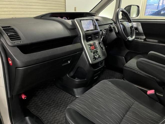 ヴォクシーＺＳ　キラメキⅡ　ワンオーナー　寒冷地仕様　禁煙車　ＷＡＫＯＳバリアスコーティング済　純正１６インチＡＷ　社外１６ＡＷ＋スタッドレスタイヤ付　両側パワースライドドア　純正ナビ（フルセグ地デジ　ＤＶＤ再生　Ｂｌｕｅｔｏｏｔｈ）＋バックカメラ　ドライブレコーダー　エンジンスターター　ＰＵＳＨスタート　スマートキー　パドルシフト　ＨＩＤヘッドライト　タイミングチェーン　ＥＴＣ 4WD 2000 5Dr