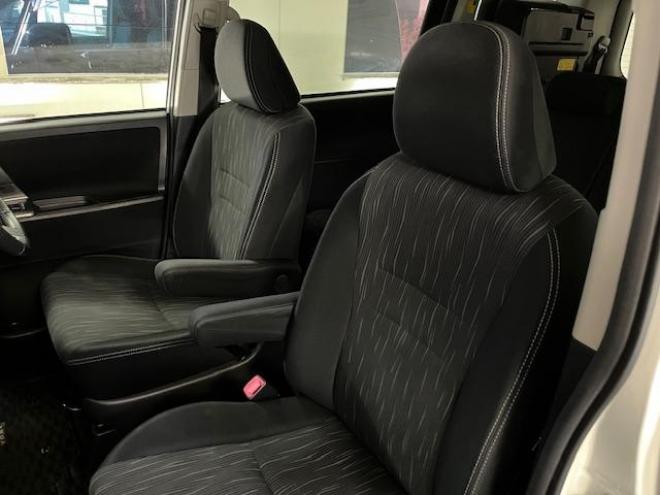 ヴォクシーＺＳ　キラメキⅡ　ワンオーナー　寒冷地仕様　禁煙車　ＷＡＫＯＳバリアスコーティング済　純正１６インチＡＷ　社外１６ＡＷ＋スタッドレスタイヤ付　両側パワースライドドア　純正ナビ（フルセグ地デジ　ＤＶＤ再生　Ｂｌｕｅｔｏｏｔｈ）＋バックカメラ　ドライブレコーダー　エンジンスターター　ＰＵＳＨスタート　スマートキー　パドルシフト　ＨＩＤヘッドライト　タイミングチェーン　ＥＴＣ 4WD 2000 5Dr