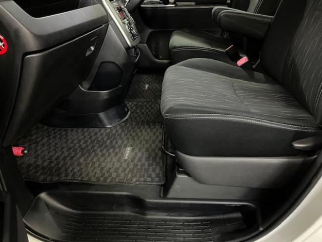 ヴォクシーＺＳ　キラメキⅡ　ワンオーナー　寒冷地仕様　禁煙車　ＷＡＫＯＳバリアスコーティング済　純正１６インチＡＷ　社外１６ＡＷ＋スタッドレスタイヤ付　両側パワースライドドア　純正ナビ（フルセグ地デジ　ＤＶＤ再生　Ｂｌｕｅｔｏｏｔｈ）＋バックカメラ　ドライブレコーダー　エンジンスターター　ＰＵＳＨスタート　スマートキー　パドルシフト　ＨＩＤヘッドライト　タイミングチェーン　ＥＴＣ 4WD 2000 5Dr