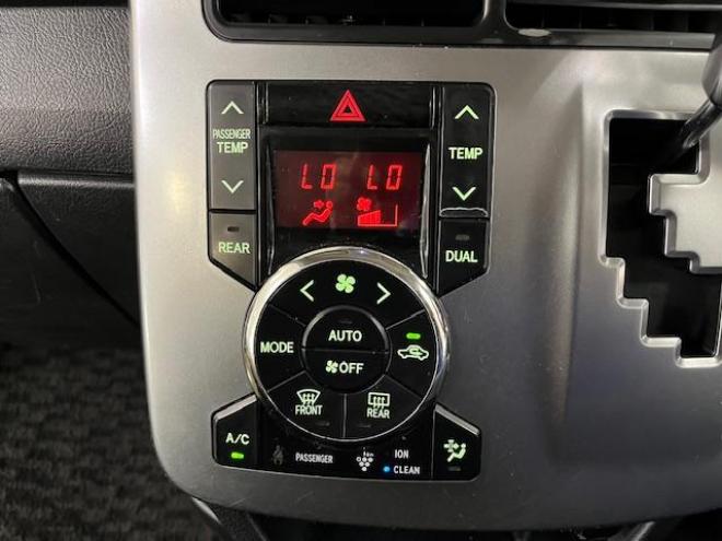ヴォクシーＺＳ　キラメキⅡ　ワンオーナー　寒冷地仕様　禁煙車　ＷＡＫＯＳバリアスコーティング済　純正１６インチＡＷ　社外１６ＡＷ＋スタッドレスタイヤ付　両側パワースライドドア　純正ナビ（フルセグ地デジ　ＤＶＤ再生　Ｂｌｕｅｔｏｏｔｈ）＋バックカメラ　ドライブレコーダー　エンジンスターター　ＰＵＳＨスタート　スマートキー　パドルシフト　ＨＩＤヘッドライト　タイミングチェーン　ＥＴＣ 4WD 2000 5Dr