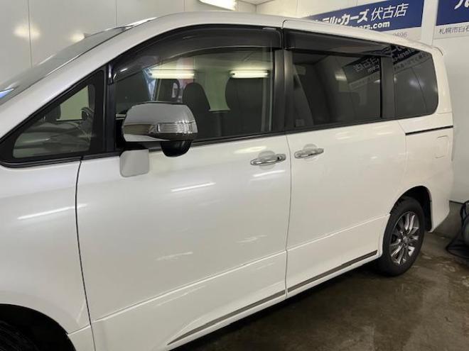 ヴォクシーＺＳ　キラメキⅡ　ワンオーナー　寒冷地仕様　禁煙車　ＷＡＫＯＳバリアスコーティング済　純正１６インチＡＷ　社外１６ＡＷ＋スタッドレスタイヤ付　両側パワースライドドア　純正ナビ（フルセグ地デジ　ＤＶＤ再生　Ｂｌｕｅｔｏｏｔｈ）＋バックカメラ　ドライブレコーダー　エンジンスターター　ＰＵＳＨスタート　スマートキー　パドルシフト　ＨＩＤヘッドライト　タイミングチェーン　ＥＴＣ 4WD 2000 5Dr