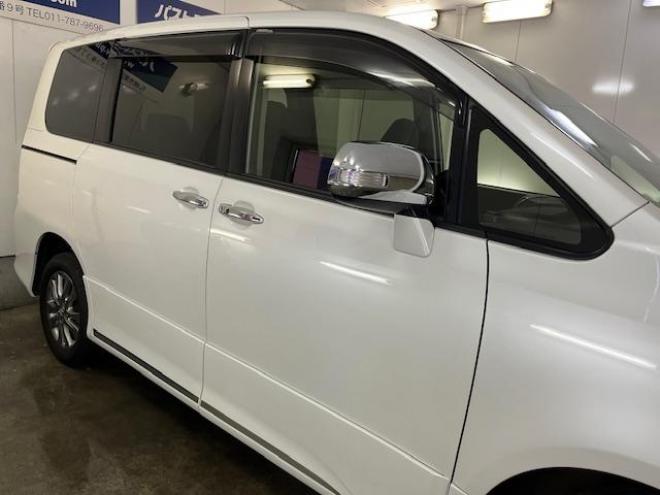 ヴォクシーＺＳ　キラメキⅡ　ワンオーナー　寒冷地仕様　禁煙車　ＷＡＫＯＳバリアスコーティング済　純正１６インチＡＷ　社外１６ＡＷ＋スタッドレスタイヤ付　両側パワースライドドア　純正ナビ（フルセグ地デジ　ＤＶＤ再生　Ｂｌｕｅｔｏｏｔｈ）＋バックカメラ　ドライブレコーダー　エンジンスターター　ＰＵＳＨスタート　スマートキー　パドルシフト　ＨＩＤヘッドライト　タイミングチェーン　ＥＴＣ 4WD 2000 5Dr