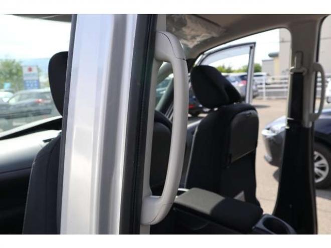 セレナ2.0 X 4WD　CDプレイヤー　クルコン　オートライト　エマージェンシーブレーキ　車線逸脱警報　アイドリングストップ 2000