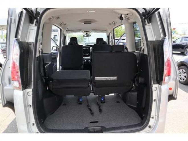 セレナ2.0 X 4WD　CDプレイヤー　クルコン　オートライト　エマージェンシーブレーキ　車線逸脱警報　アイドリングストップ 2000