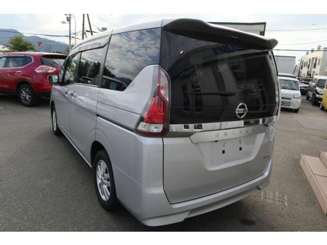 セレナ2.0 X 4WD　CDプレイヤー　クルコン　オートライト　エマージェンシーブレーキ　車線逸脱警報　アイドリングストップ 2000