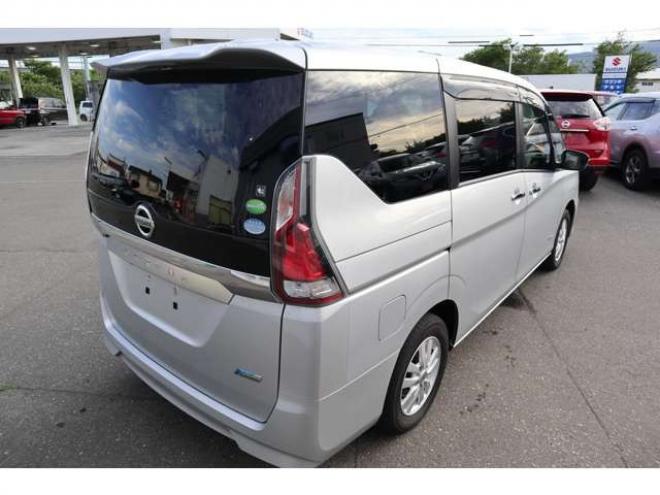 セレナ2.0 X 4WD　CDプレイヤー　クルコン　オートライト　エマージェンシーブレーキ　車線逸脱警報　アイドリングストップ 2000