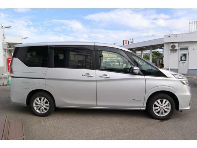 セレナ2.0 X 4WD　CDプレイヤー　クルコン　オートライト　エマージェンシーブレーキ　車線逸脱警報　アイドリングストップ 2000