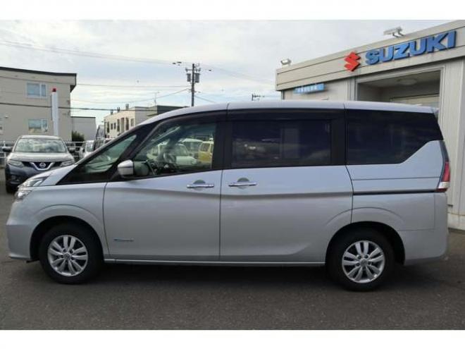 セレナ2.0 X 4WD　CDプレイヤー　クルコン　オートライト　エマージェンシーブレーキ　車線逸脱警報　アイドリングストップ 2000