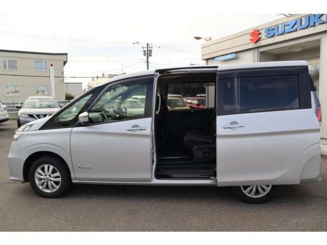 セレナ2.0 X 4WD　CDプレイヤー　クルコン　オートライト　エマージェンシーブレーキ　車線逸脱警報　アイドリングストップ 2000