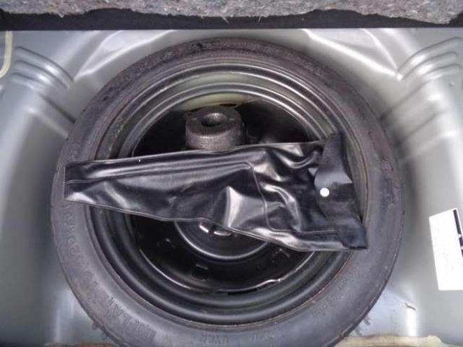 アクア1.5 L　社外ナビ　バックカメラ　キーレス 2WD 1500