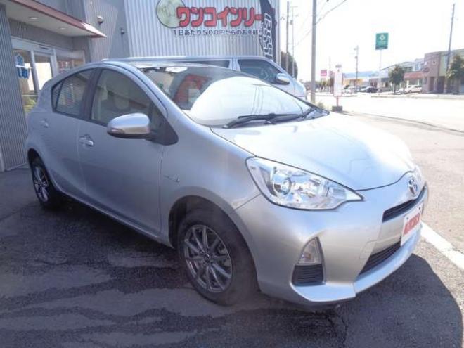 アクア1.5 L　社外ナビ　バックカメラ　キーレス 2WD 1500