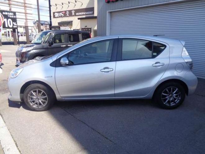 アクア1.5 L　社外ナビ　バックカメラ　キーレス 2WD 1500