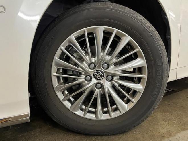 アルファードハイブリッドＳＲ　本州仕入　寒冷地仕様　禁煙車　ＪＢＬサウンド　プリクラッシュ　レーダークルーズ　純正１７インチＡＷ　社外１７ＡＷ＋スタッドレスタイヤ付　純正ナビ（フルセグ地デジ　ＤＶＤ再生　Ｂｌｕｅｔｏｏｔｈ）＋バックカメラ　全方位カメラ　デジタルインナーミラー　両側パワースライドドア　パワーバックドア　純正ブラックレザーシート　電動オットマン　ＬＥＤヘッドライト　前後ドライブレコーダー 4WD 2500 5Dr
