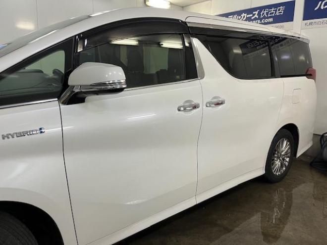 アルファードハイブリッドＳＲ　本州仕入　寒冷地仕様　禁煙車　ＪＢＬサウンド　プリクラッシュ　レーダークルーズ　純正１７インチＡＷ　社外１７ＡＷ＋スタッドレスタイヤ付　純正ナビ（フルセグ地デジ　ＤＶＤ再生　Ｂｌｕｅｔｏｏｔｈ）＋バックカメラ　全方位カメラ　デジタルインナーミラー　両側パワースライドドア　パワーバックドア　純正ブラックレザーシート　電動オットマン　ＬＥＤヘッドライト　前後ドライブレコーダー 4WD 2500 5Dr