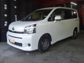 ヴォクシー　2.0 X Lエディション 4WD　後期型・ナビ・TV・B/T・Bカメラ・パワスラ・リアヒーター・スマートキー・プッシュスタート・純正エンスタ・HID・ETC・ワイパーデアイサー・DVD再生 2000