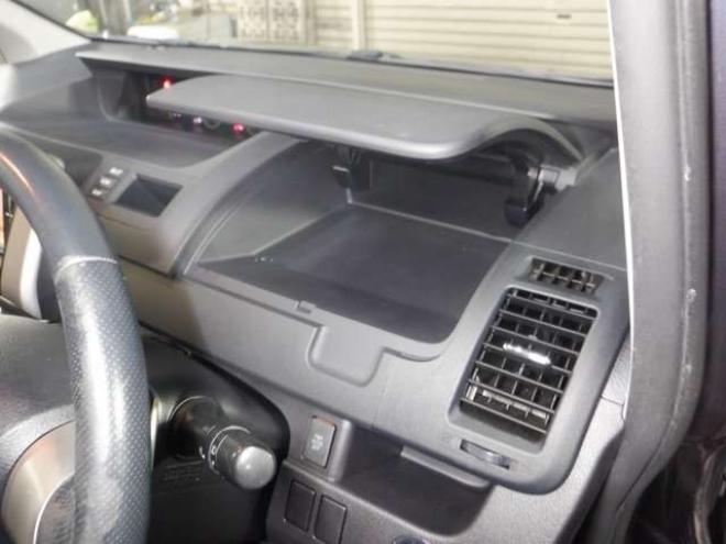 ヴォクシー2.0 ZS 4WD　後期型・ナビ・TV・B/T・Bカメラ・リアモニター・両側電動・スマートキー・プッシュスタート・ワイパーデアイサー・リアヒーター・パドルシフト・フォグランプ・寒冷地仕様 2000