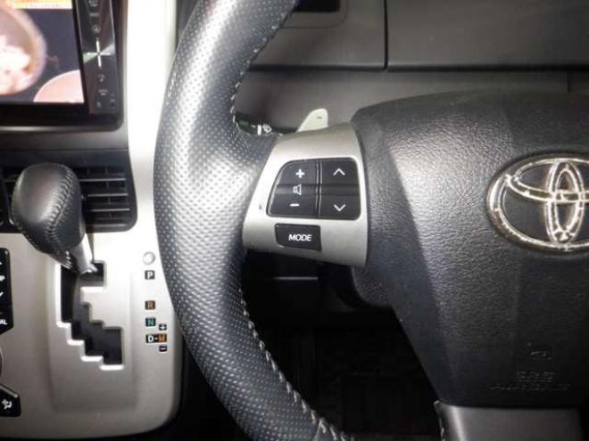 ヴォクシー2.0 ZS 4WD　後期型・ナビ・TV・B/T・Bカメラ・リアモニター・両側電動・スマートキー・プッシュスタート・ワイパーデアイサー・リアヒーター・パドルシフト・フォグランプ・寒冷地仕様 2000