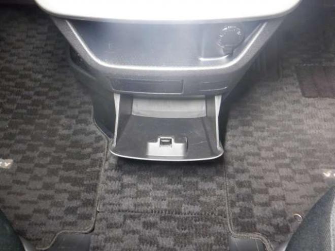 ヴォクシー2.0 ZS 4WD　後期型・ナビ・TV・B/T・Bカメラ・リアモニター・両側電動・スマートキー・プッシュスタート・ワイパーデアイサー・リアヒーター・パドルシフト・フォグランプ・寒冷地仕様 2000