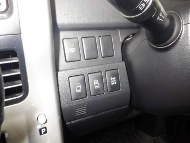 ヴォクシー2.0 ZS 4WD　後期型・ナビ・TV・B/T・Bカメラ・リアモニター・両側電動・スマートキー・プッシュスタート・ワイパーデアイサー・リアヒーター・パドルシフト・フォグランプ・寒冷地仕様 2000