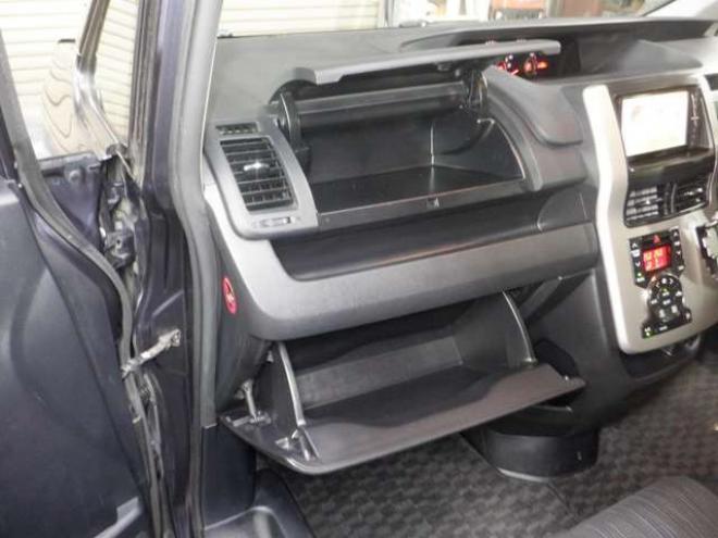 ヴォクシー2.0 ZS 4WD　後期型・ナビ・TV・B/T・Bカメラ・リアモニター・両側電動・スマートキー・プッシュスタート・ワイパーデアイサー・リアヒーター・パドルシフト・フォグランプ・寒冷地仕様 2000