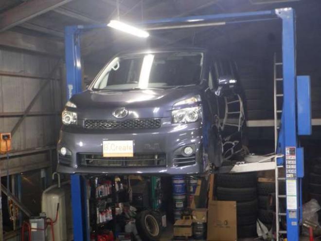 ヴォクシー2.0 ZS 4WD　後期型・ナビ・TV・B/T・Bカメラ・リアモニター・両側電動・スマートキー・プッシュスタート・ワイパーデアイサー・リアヒーター・パドルシフト・フォグランプ・寒冷地仕様 2000