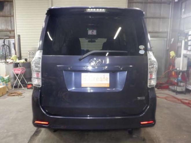 ヴォクシー2.0 ZS 4WD　後期型・ナビ・TV・B/T・Bカメラ・リアモニター・両側電動・スマートキー・プッシュスタート・ワイパーデアイサー・リアヒーター・パドルシフト・フォグランプ・寒冷地仕様 2000