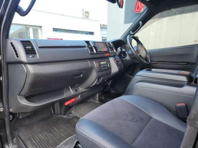 ハイエースバン2.8 スーパーGL ダークプライムII ロングボディ ディーゼルターボ 4WD　415COBRA　フロントスポイラー&ステージ2ルーフスポイラー&ローフォルムフェンダー&バッドラッカーIV18インチAW&TOYO　H30　225/50R18　バッドフェイスボンネット 2800